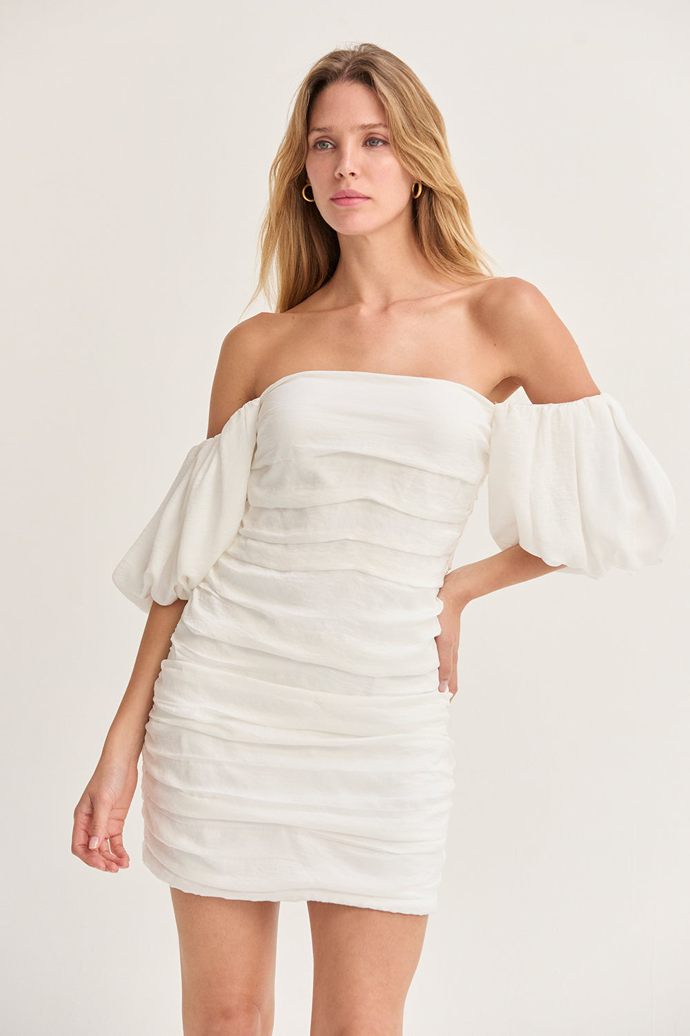 Robe Courte Froncée à Manches Bouffantes