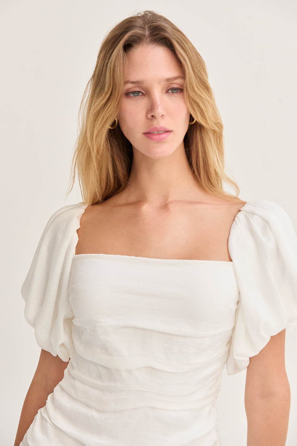 Robe Courte Froncée à Manches Bouffantes