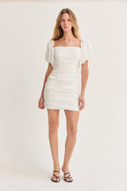 Robe Courte Froncée à Manches Bouffantes