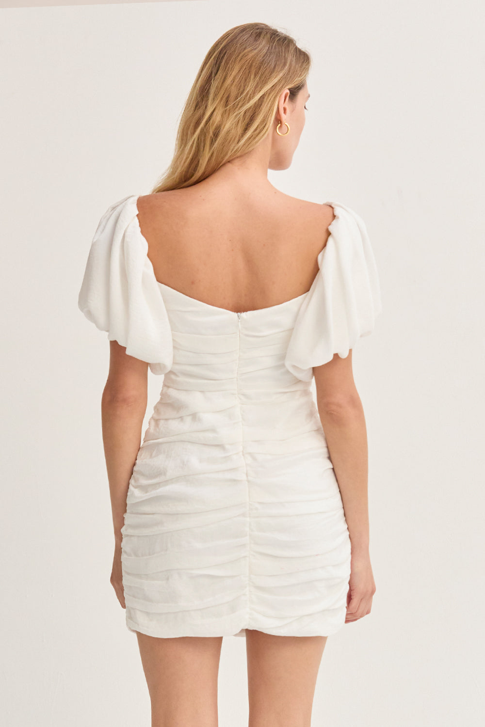 Robe Courte Froncée à Manches Bouffantes