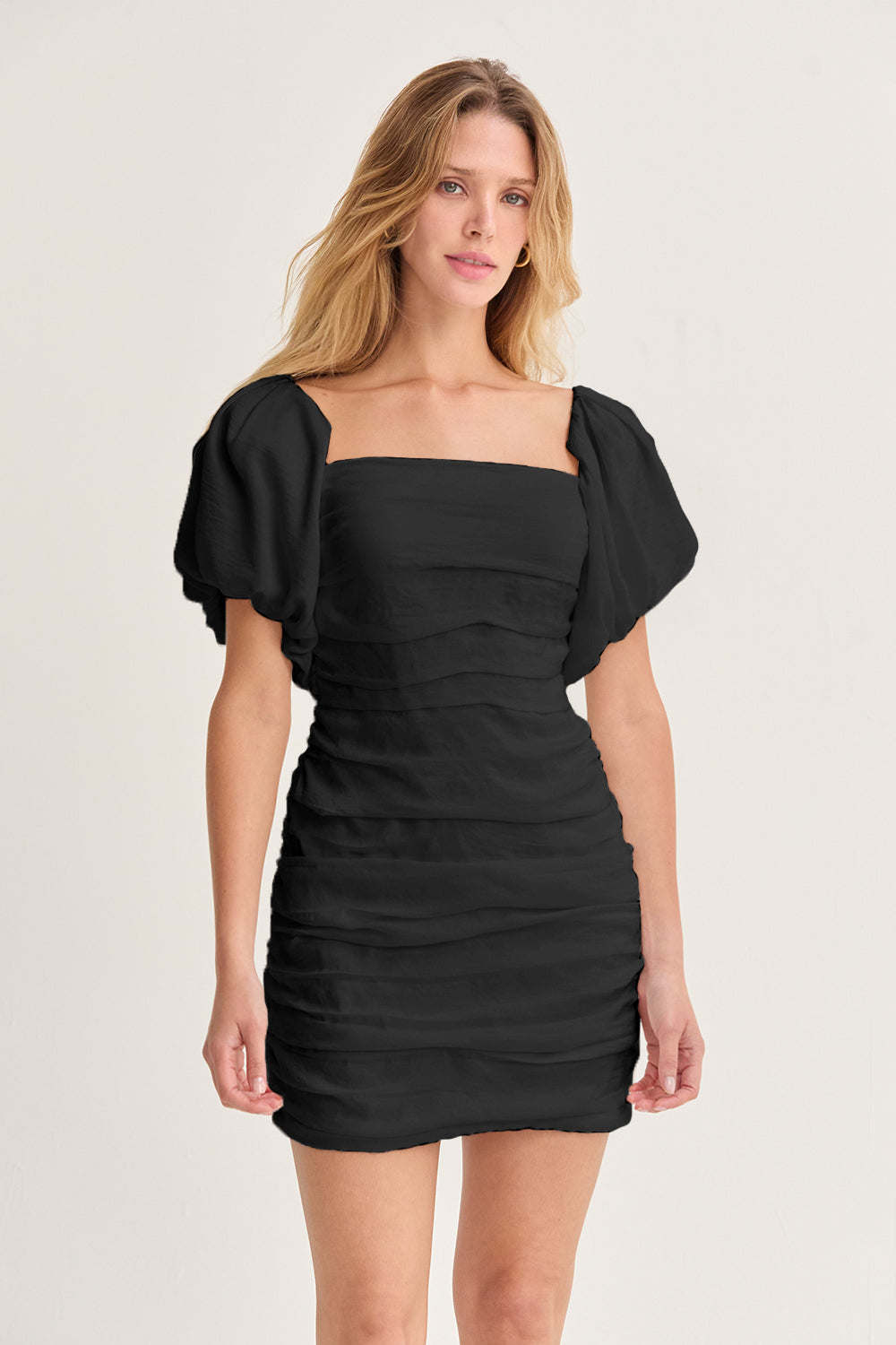 Robe Courte Froncée à Manches Bouffantes