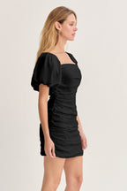 Robe Courte Froncée à Manches Bouffantes