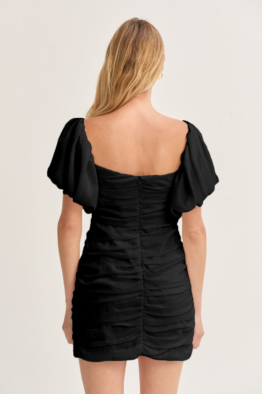Robe Courte Froncée à Manches Bouffantes