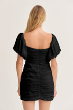 Robe Courte Froncée à Manches Bouffantes