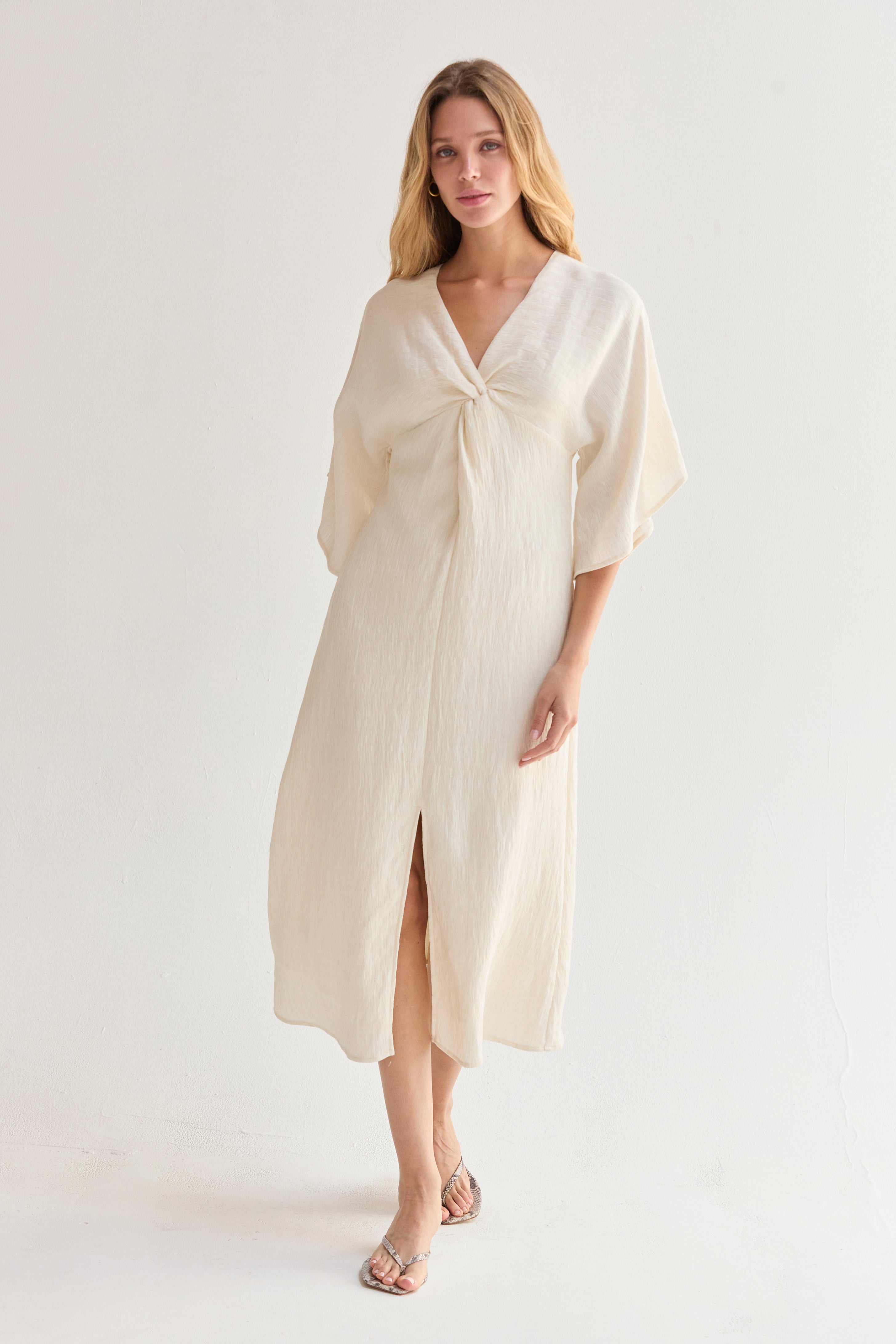 Robe midi torsadée à manches cloche