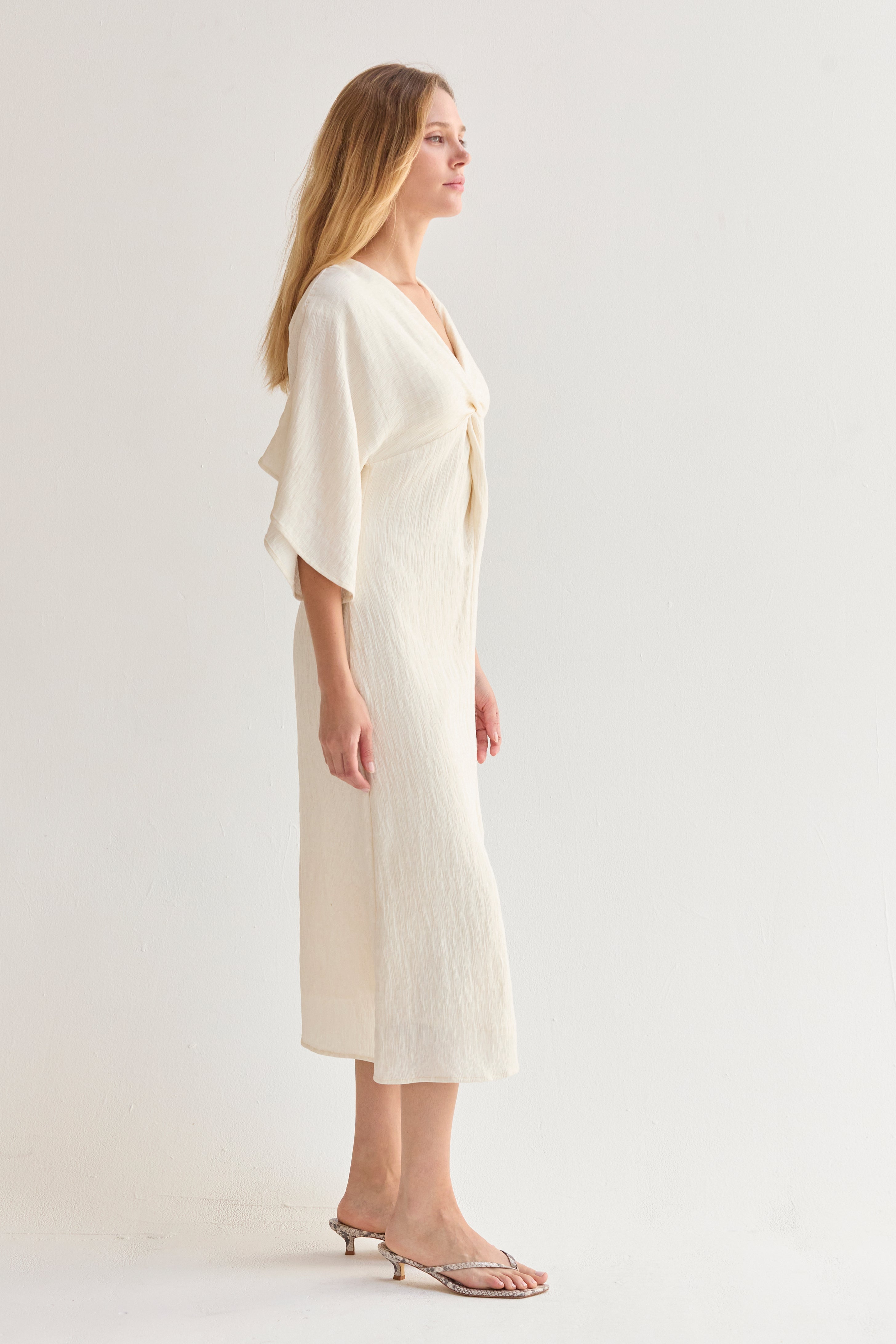 Robe midi torsadée à manches cloche