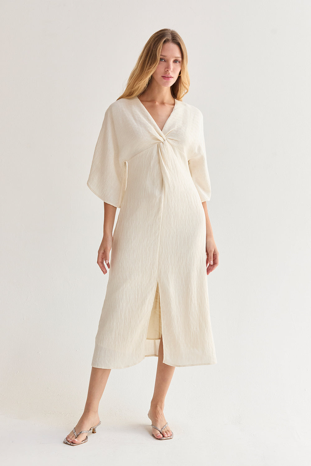 Robe midi torsadée à manches cloche