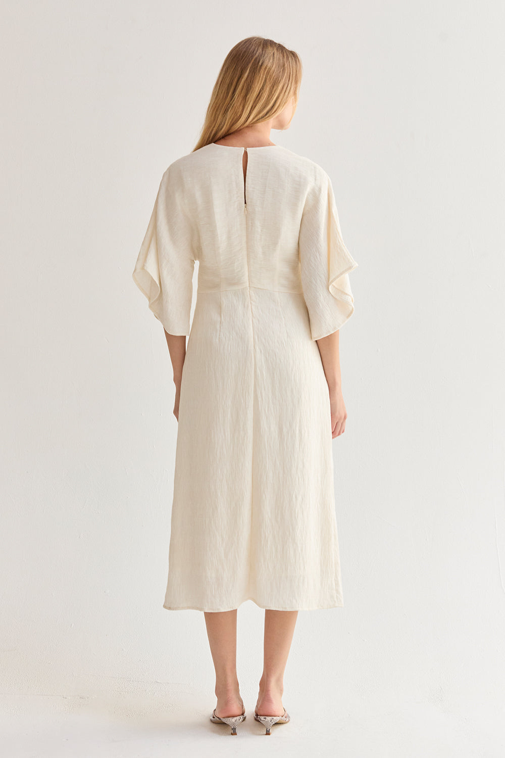 Robe midi torsadée à manches cloche