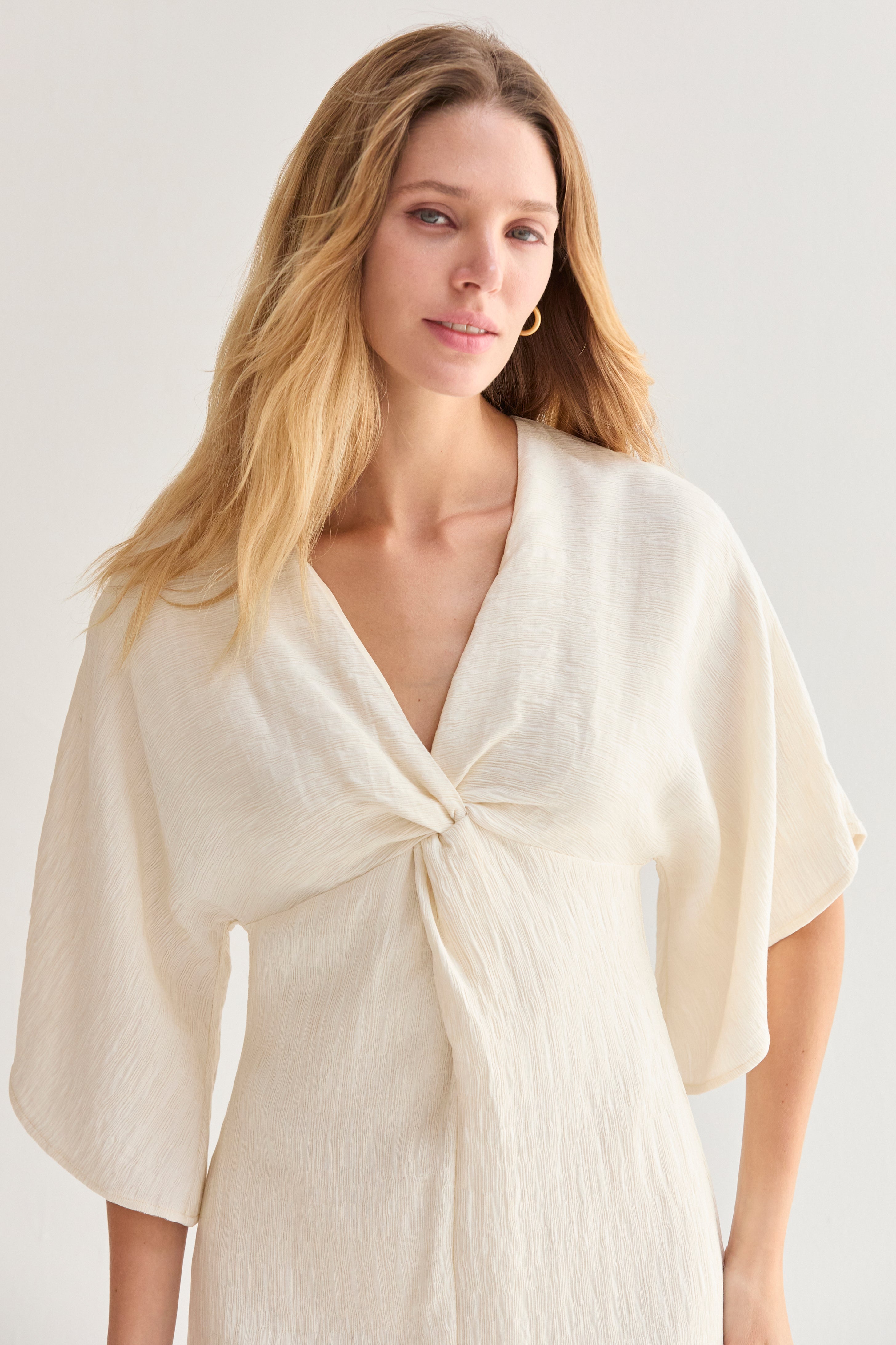 Robe midi torsadée à manches cloche