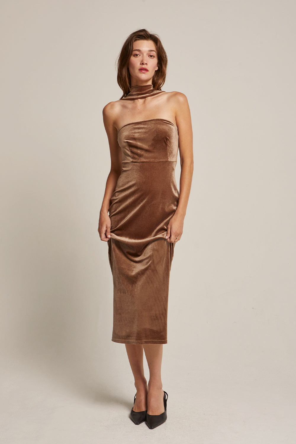 Robe Midi Tubulaire en Velours à Encolure Licou
