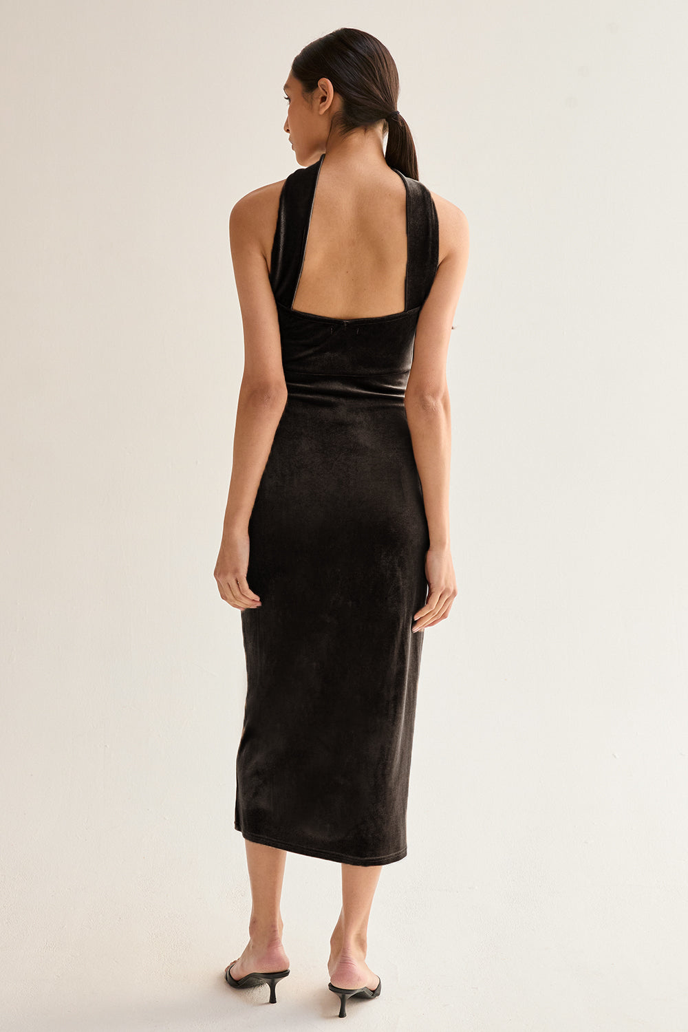 Robe Midi Tubulaire en Velours à Encolure Licou