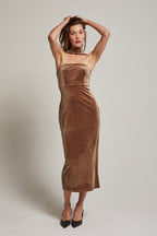 Robe Midi Tubulaire en Velours à Encolure Licou