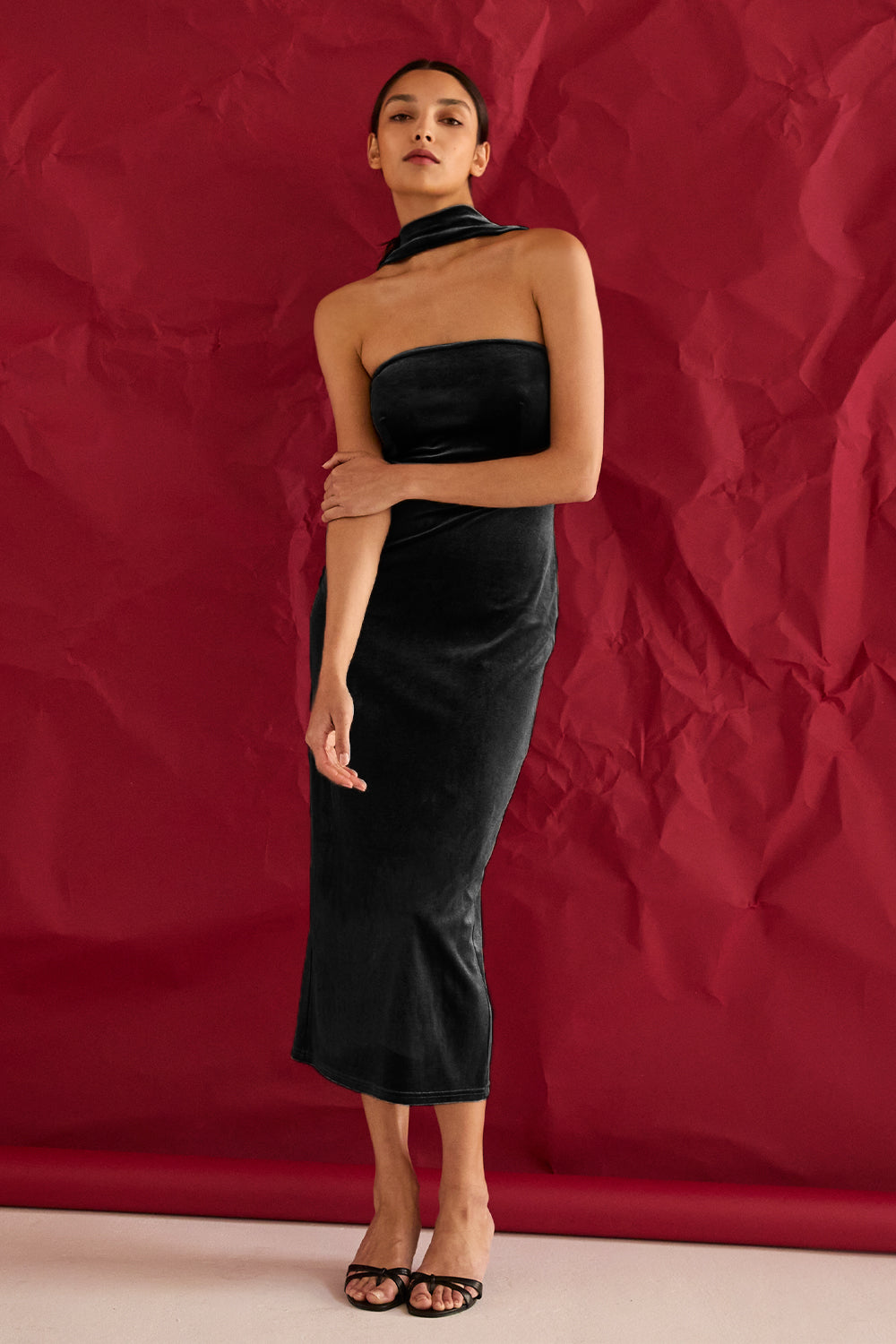 Robe Midi Tubulaire en Velours à Encolure Licou