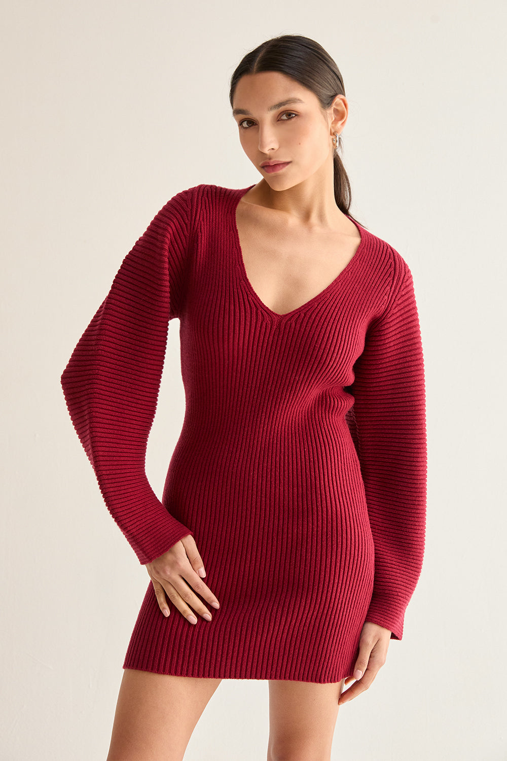 Mini robe pull sablier avec manches ballon et col en V