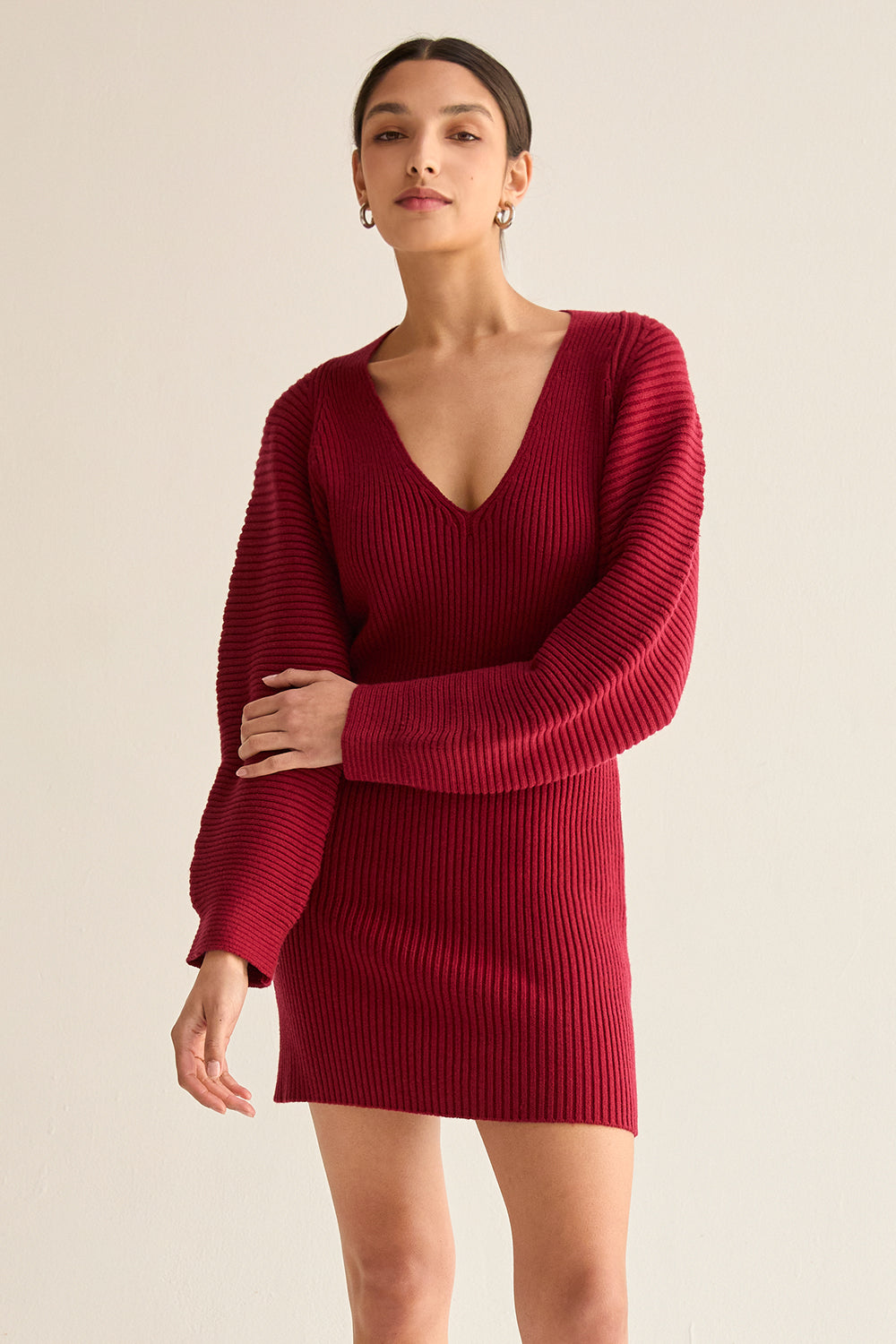Mini robe pull sablier avec manches ballon et col en V