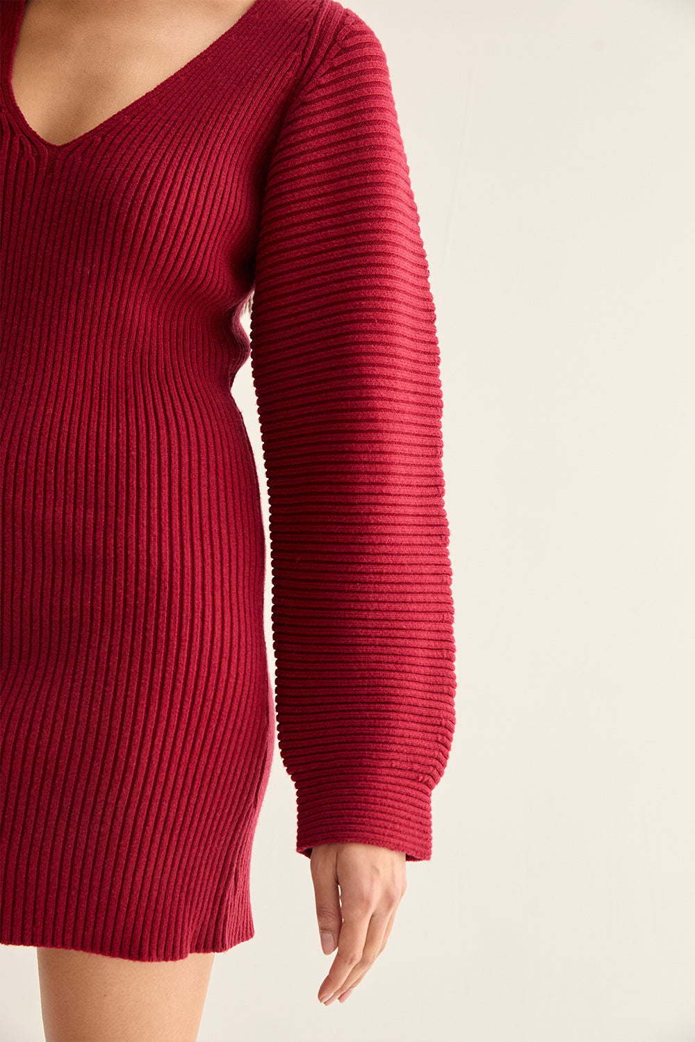 Mini robe pull sablier avec manches ballon et col en V