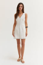 Mini-robe en lin sans manches à col en V et surpiqûres contrastantes blanches