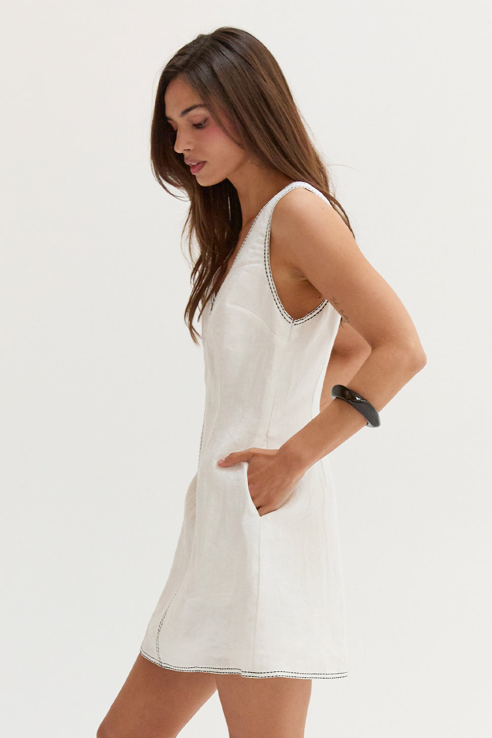 Mini-robe en lin sans manches à col en V et surpiqûres contrastantes blanches