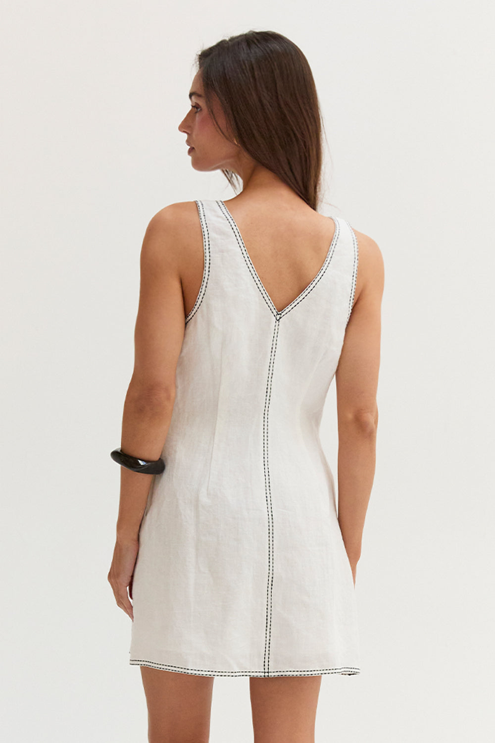 Mini-robe en lin sans manches à col en V et surpiqûres contrastantes blanches