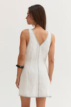 Mini-robe en lin sans manches à col en V et surpiqûres contrastantes blanches