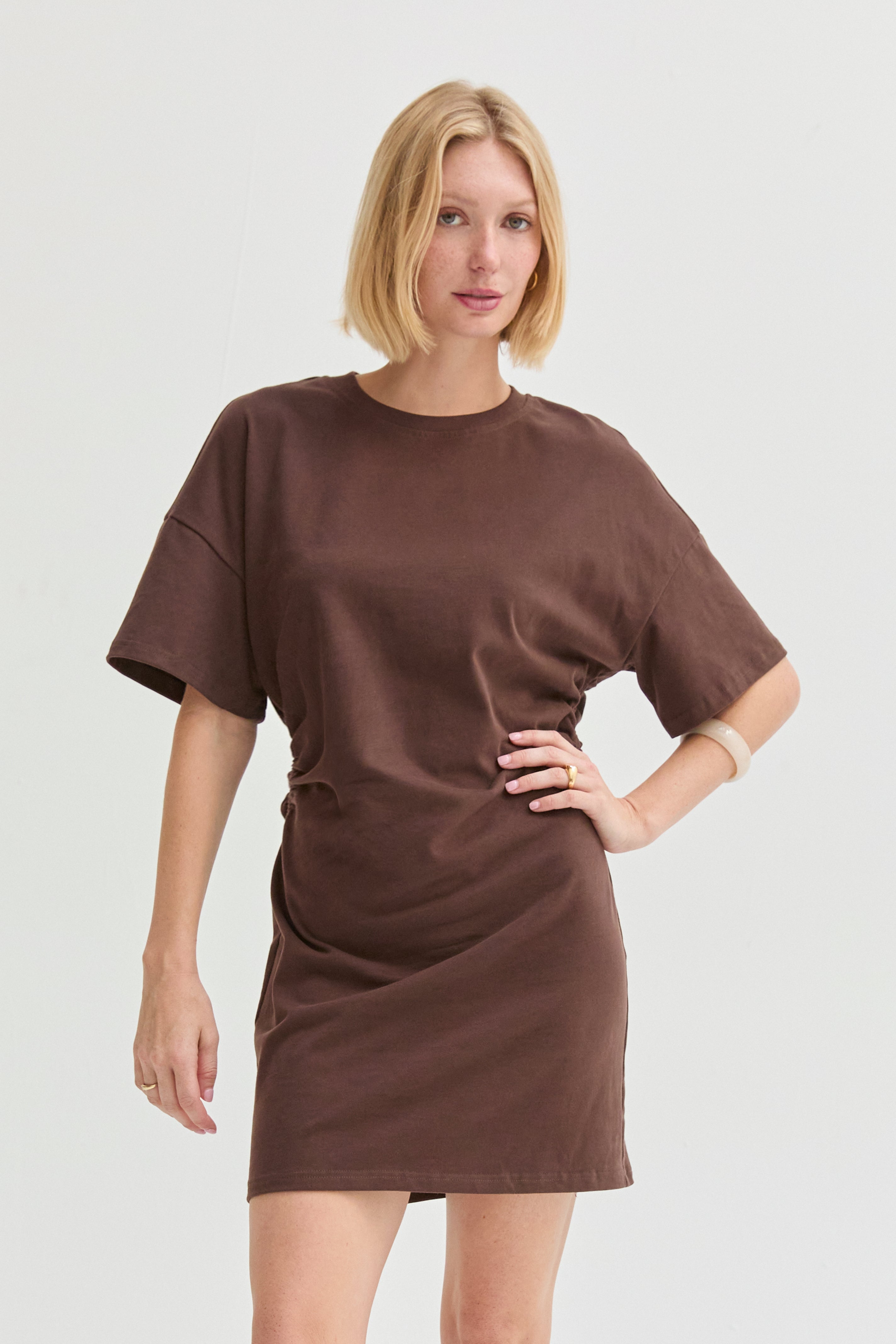 Mini-robe froncée à manches coudes