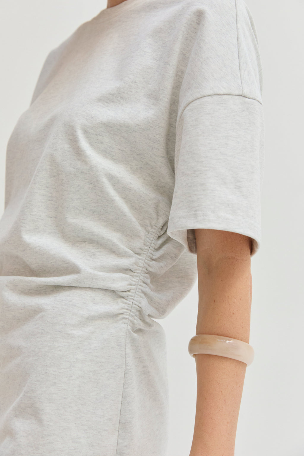 Mini-robe froncée à manches coudes