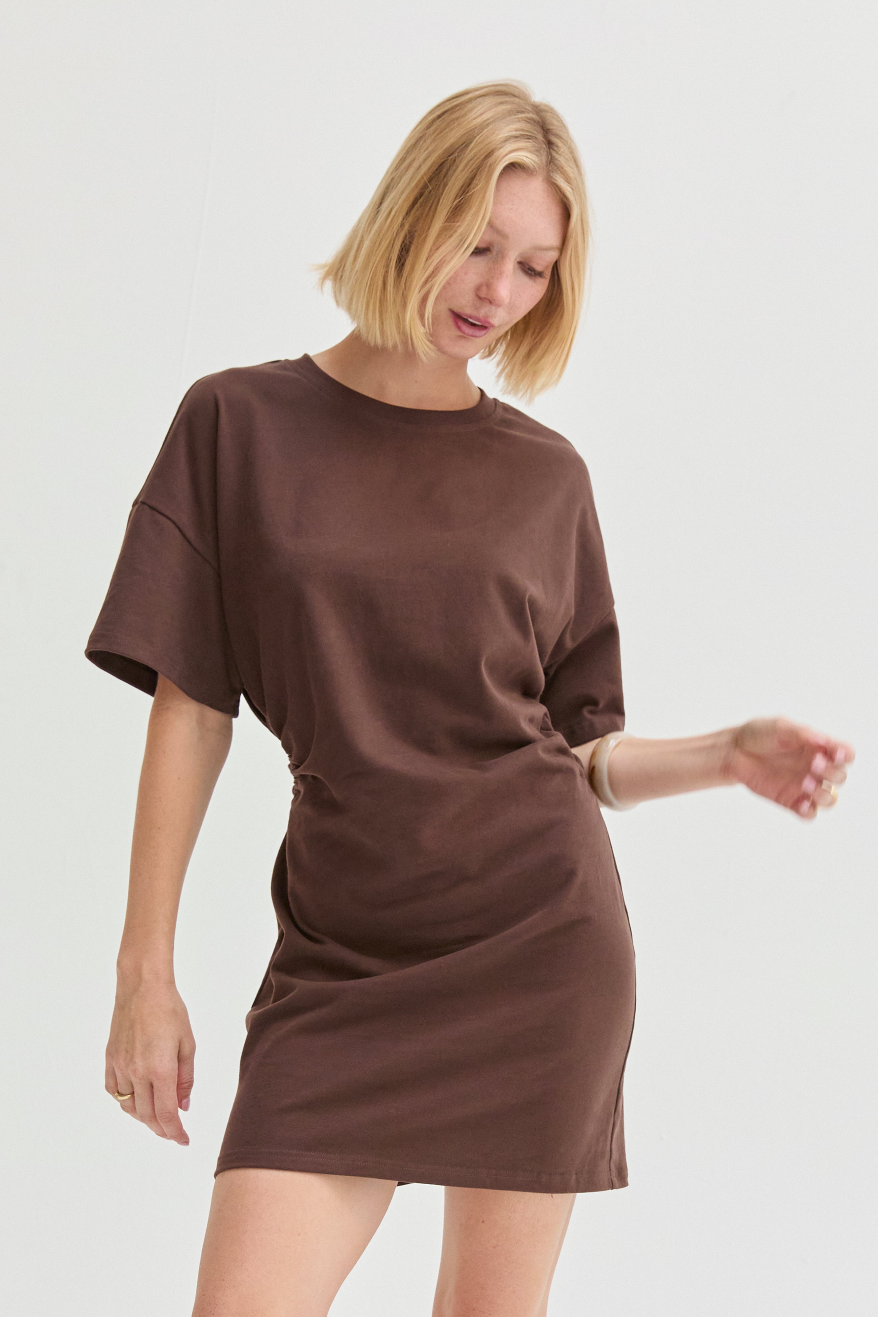 Mini-robe froncée à manches coudes