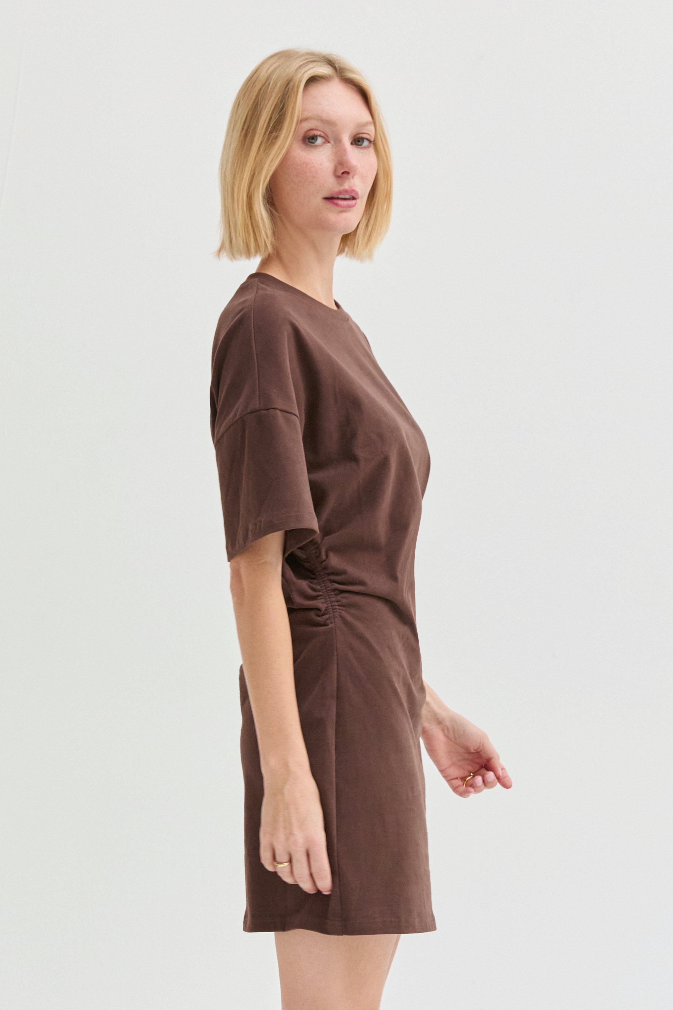 Mini-robe froncée à manches coudes
