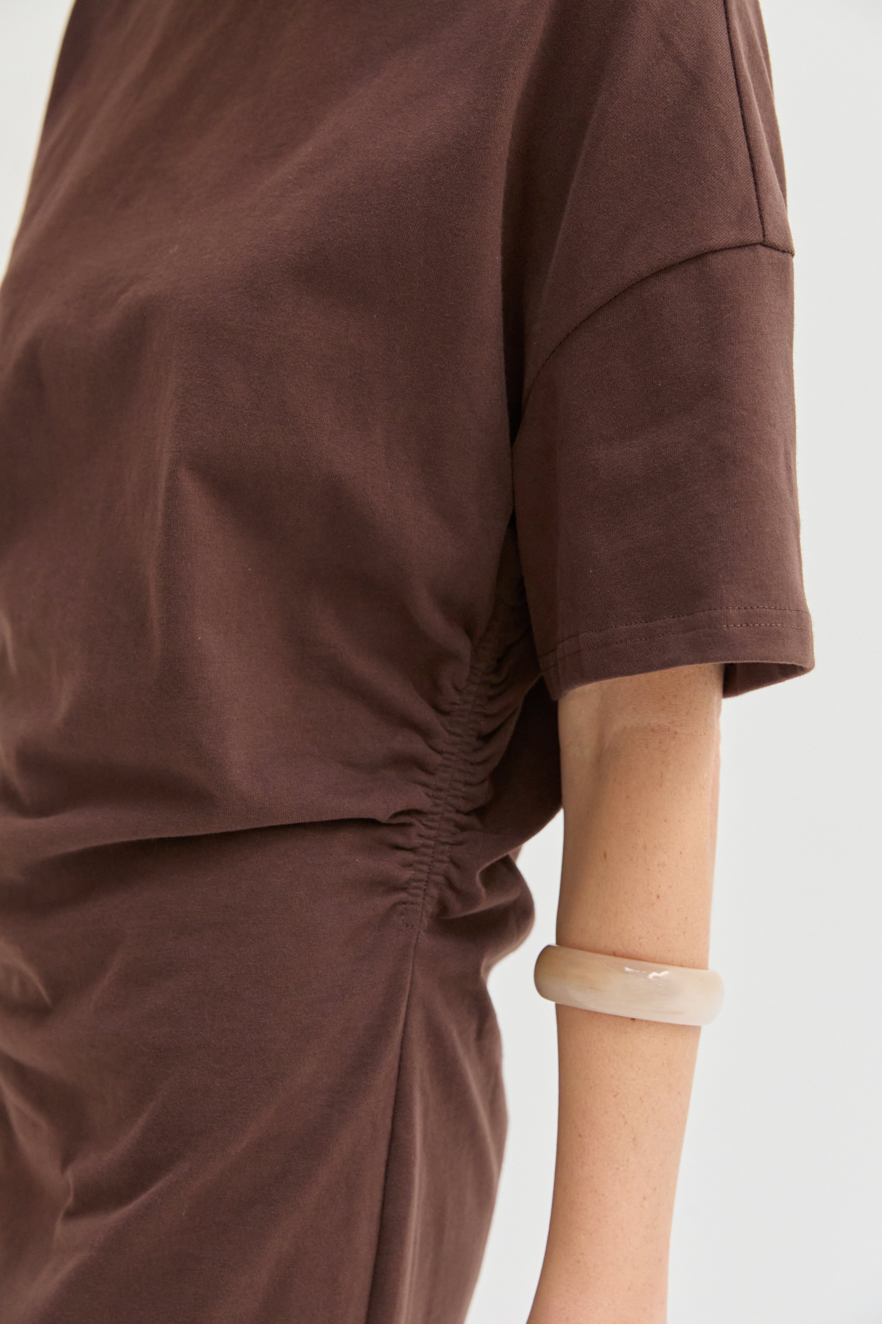 Mini-robe froncée à manches coudes