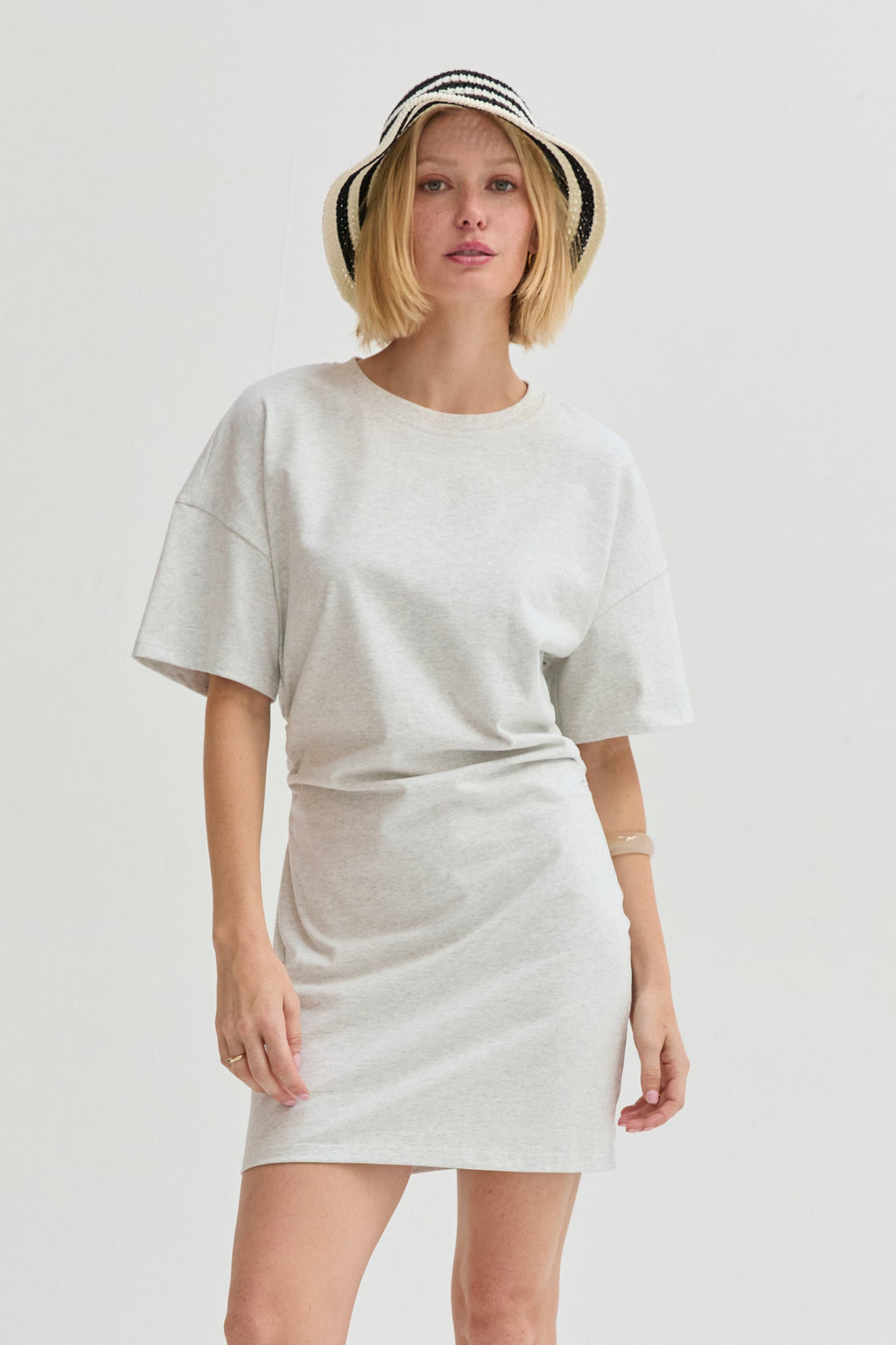 Mini-robe froncée à manches coudes