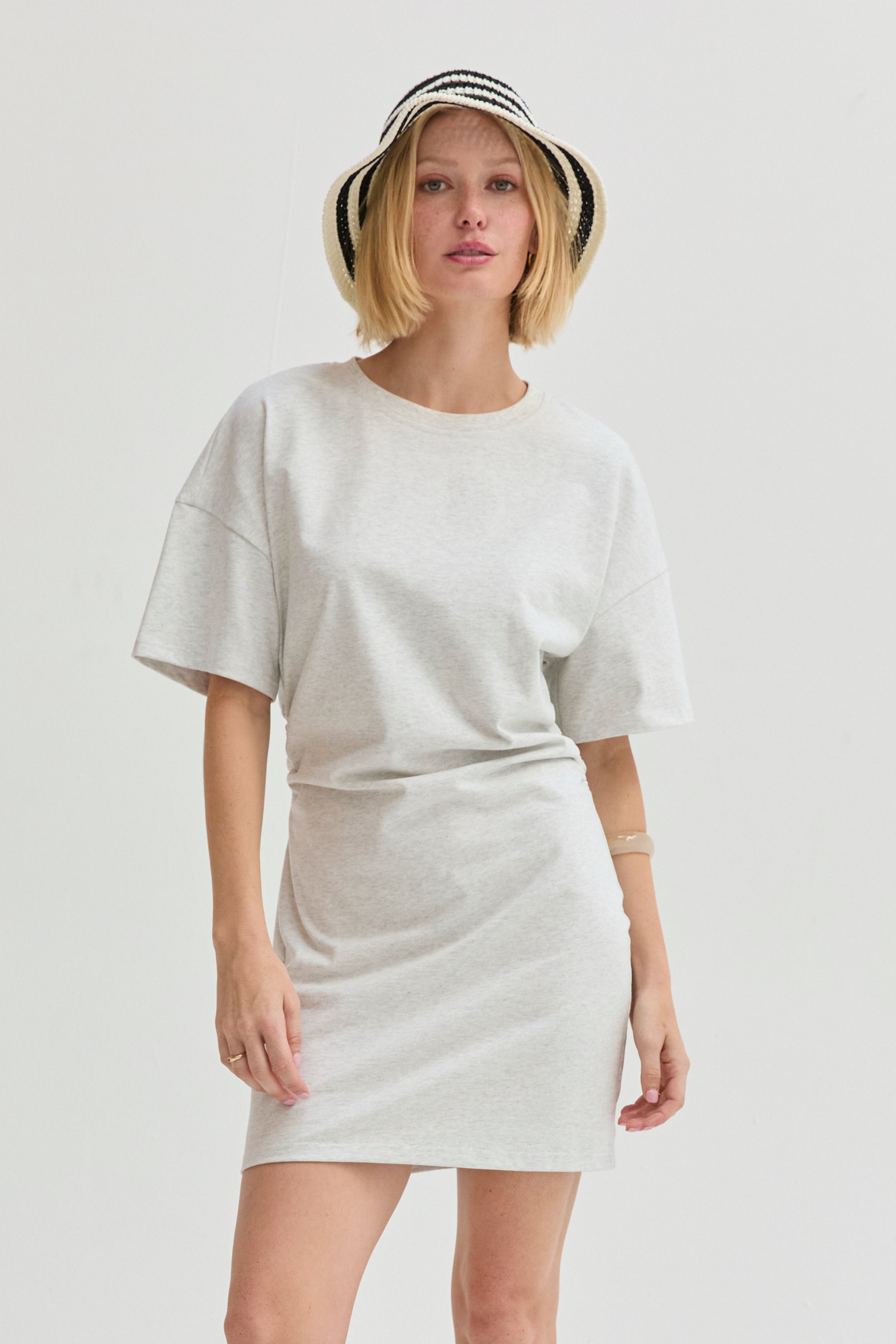 Mini-robe froncée à manches coudes
