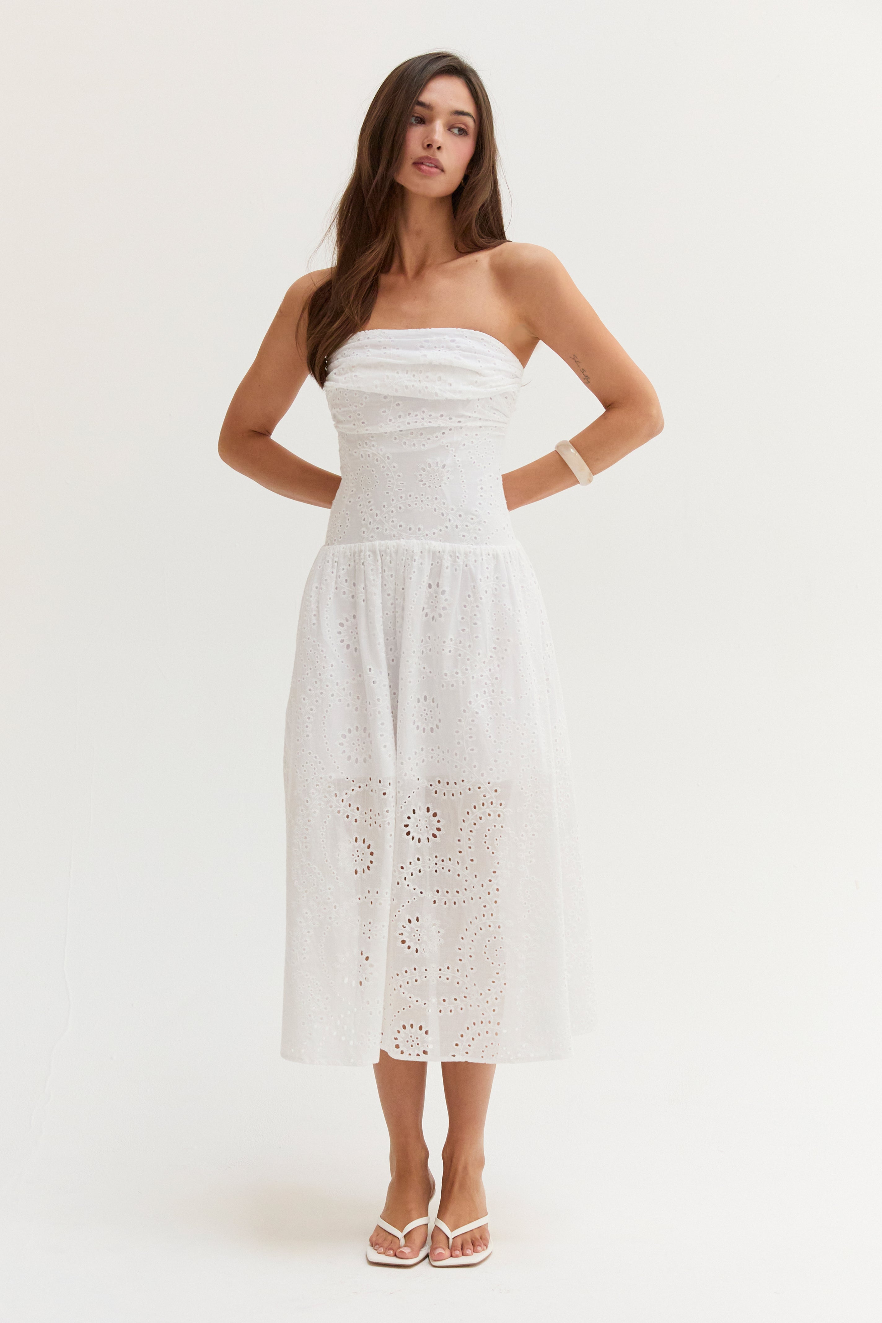 Robe midi bustier en broderie anglaise de coton