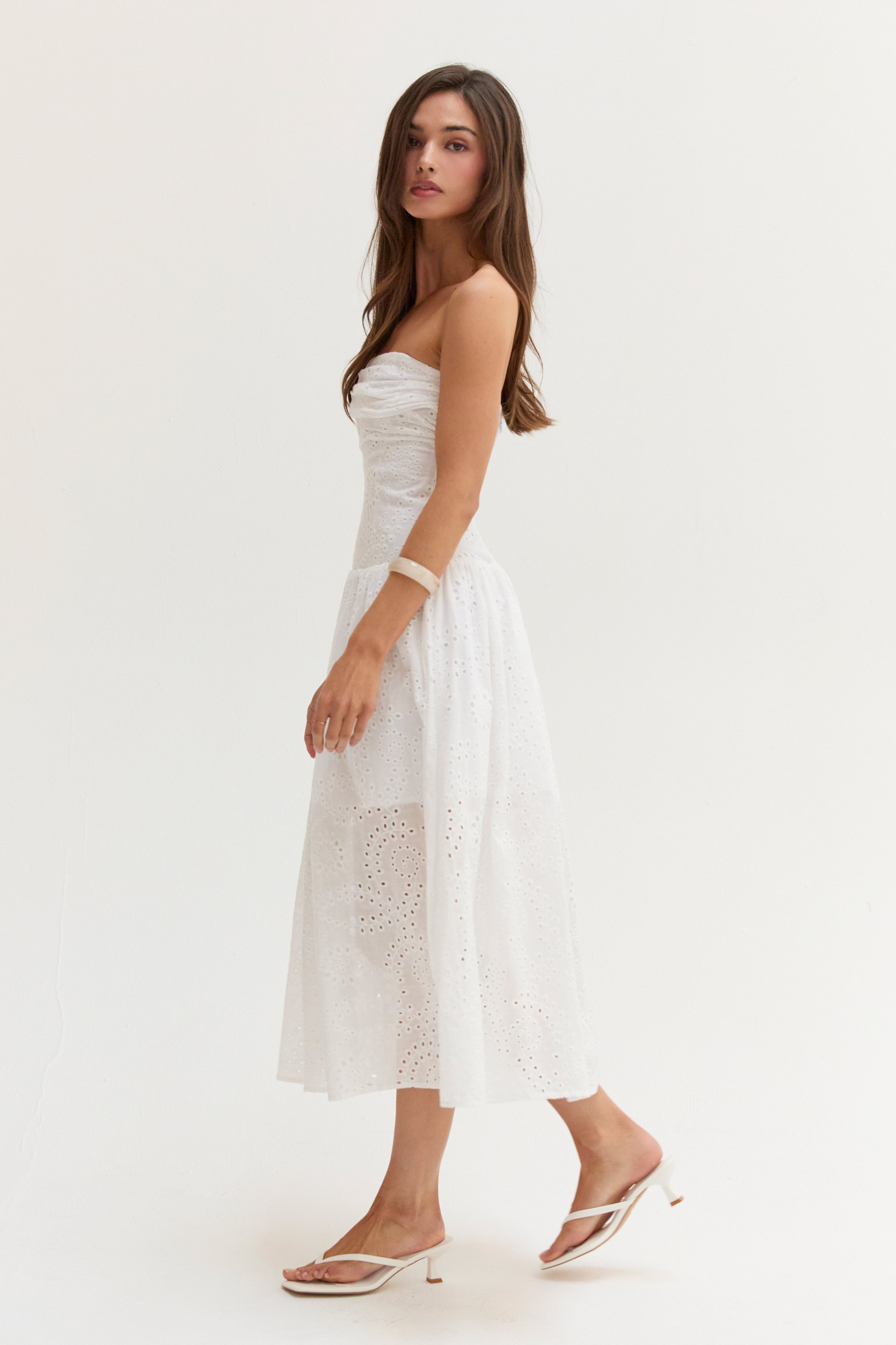 Robe midi bustier en broderie anglaise de coton