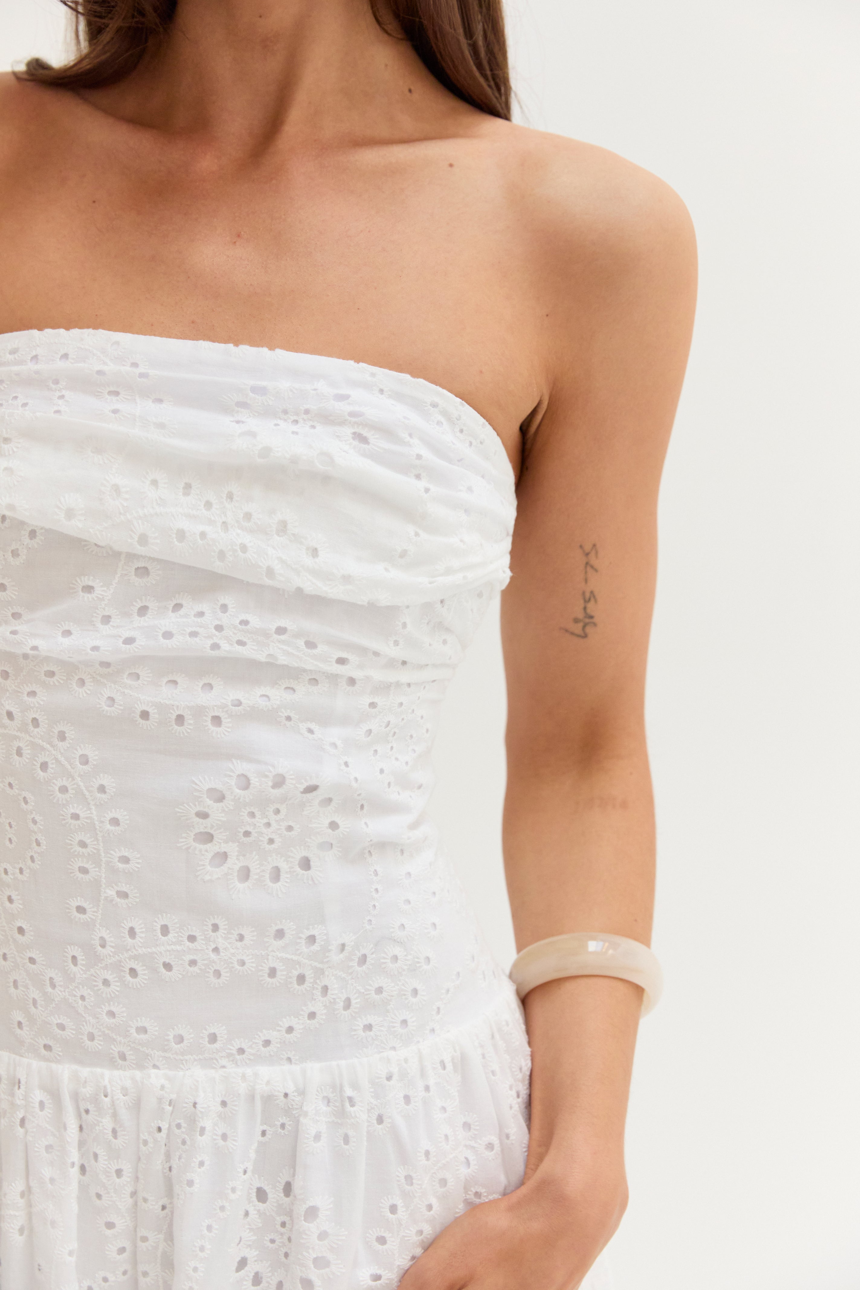 Robe midi bustier en broderie anglaise de coton