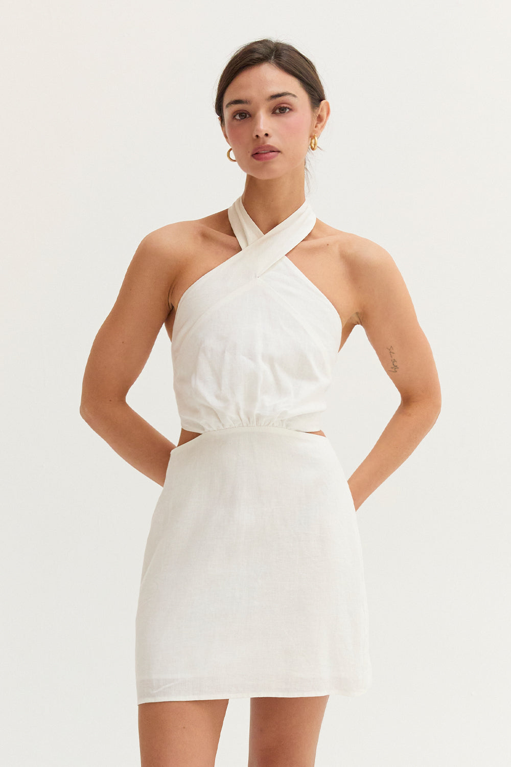 Mini-robe en lin mélangé à découpes et décolleté croisé dans le dos