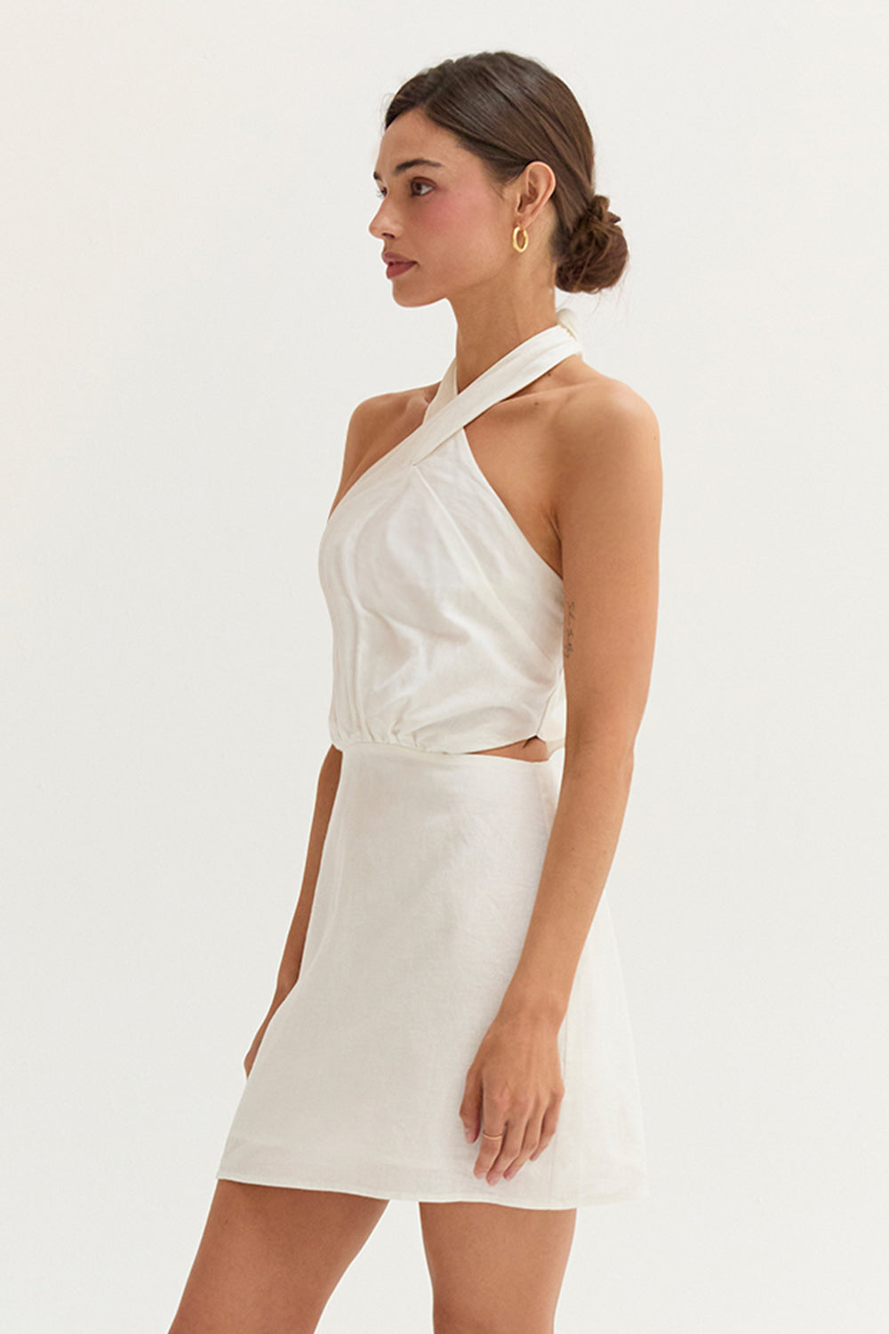 Mini-robe en lin mélangé à découpes et décolleté croisé dans le dos