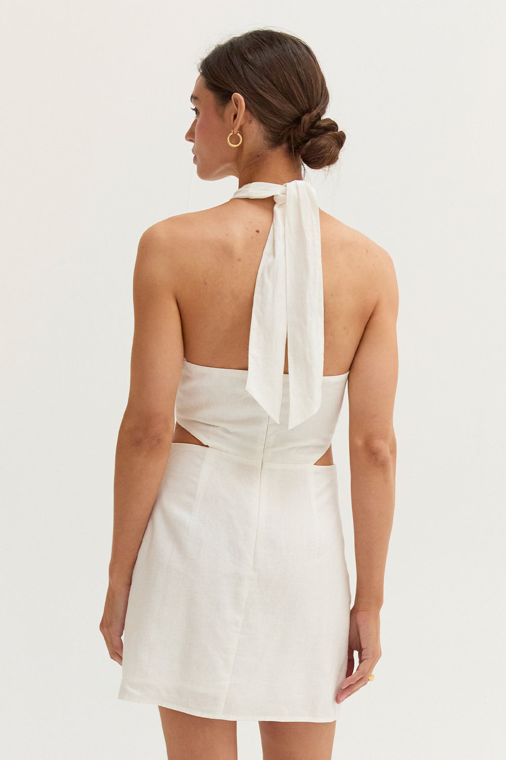Mini-robe en lin mélangé à découpes et décolleté croisé dans le dos