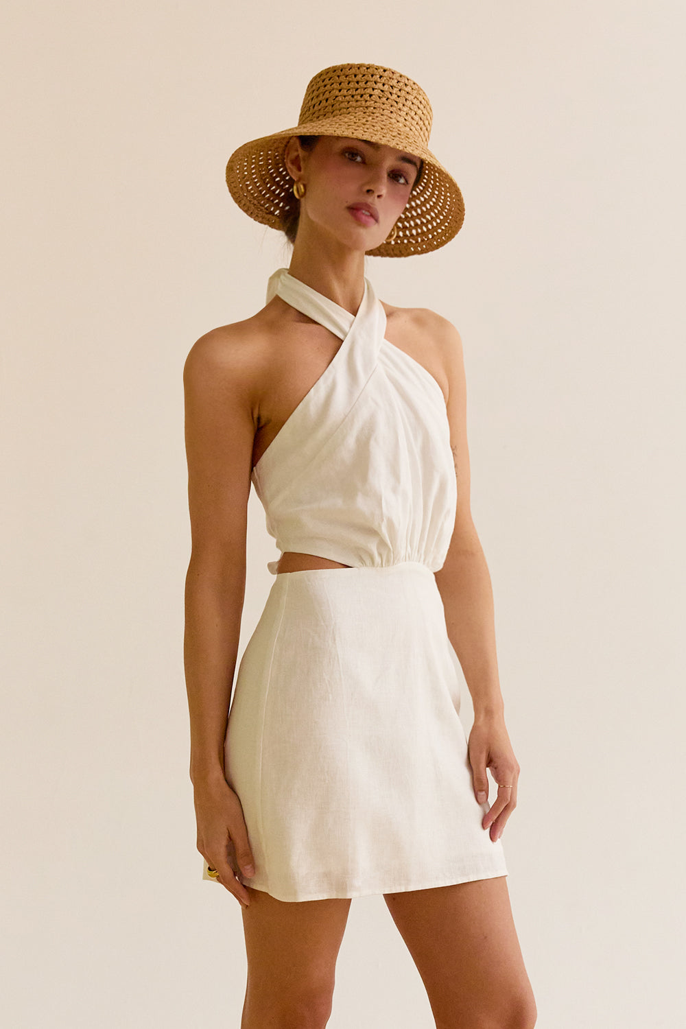 Mini-robe en lin mélangé à découpes et décolleté croisé dans le dos