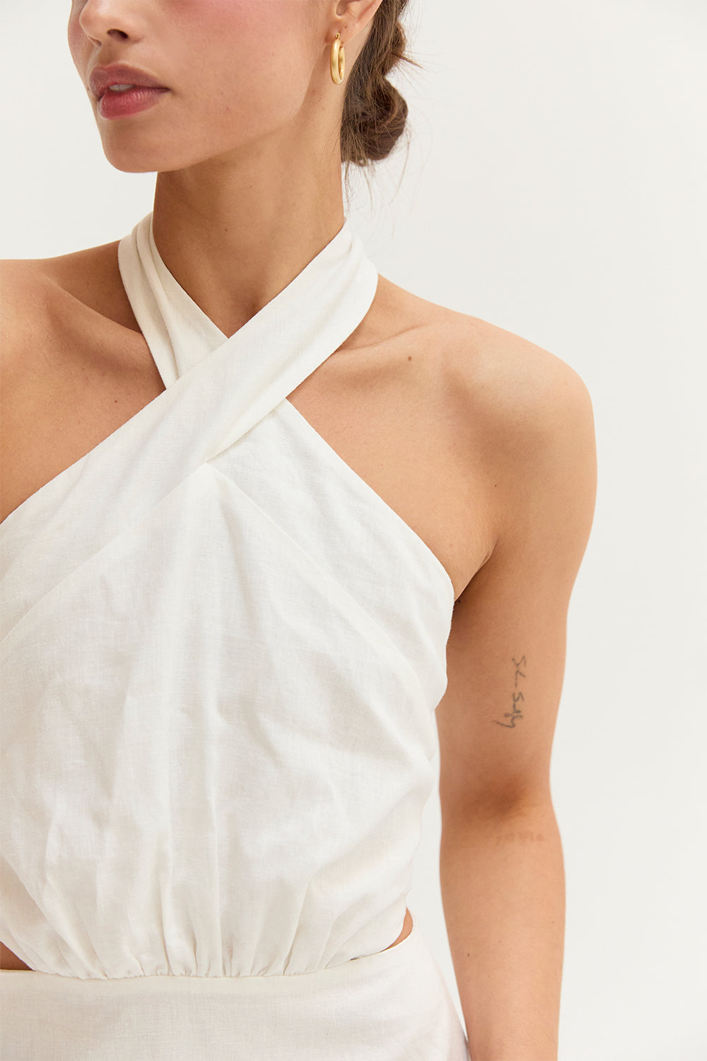 Mini-robe en lin mélangé à découpes et décolleté croisé dans le dos