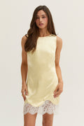 Mini robe en satin à ourlet bordé de dentelle ambre