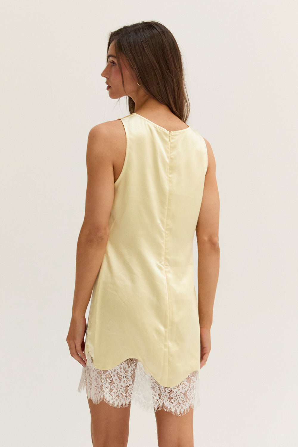 Mini robe en satin à ourlet bordé de dentelle ambre