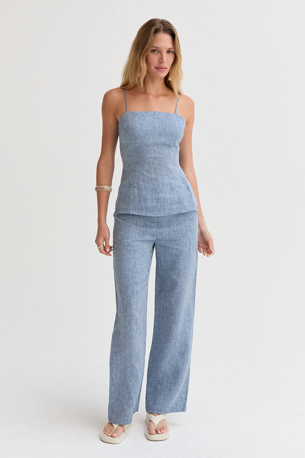 Pantalon large en lin pour femme avec plis sur le devant et poches latérales