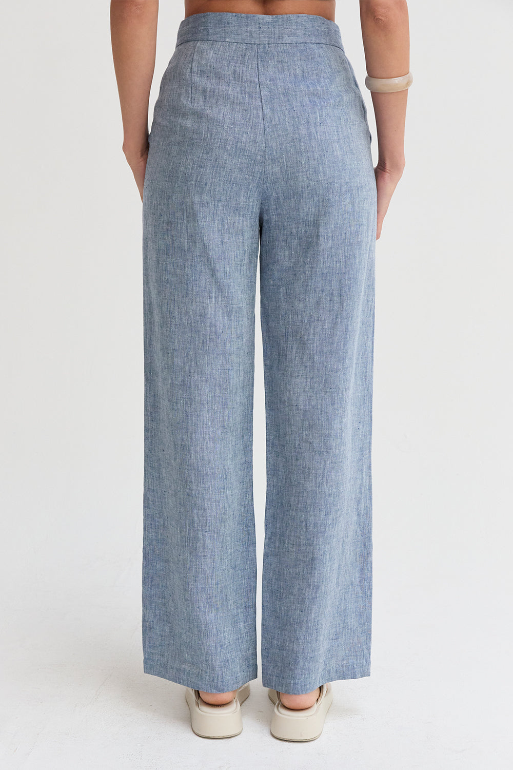 Pantalon large en lin pour femme avec plis sur le devant et poches latérales