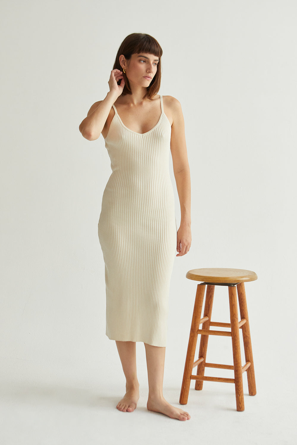 Robe mi-longue en maille côtelée à col en V et fines bretelles