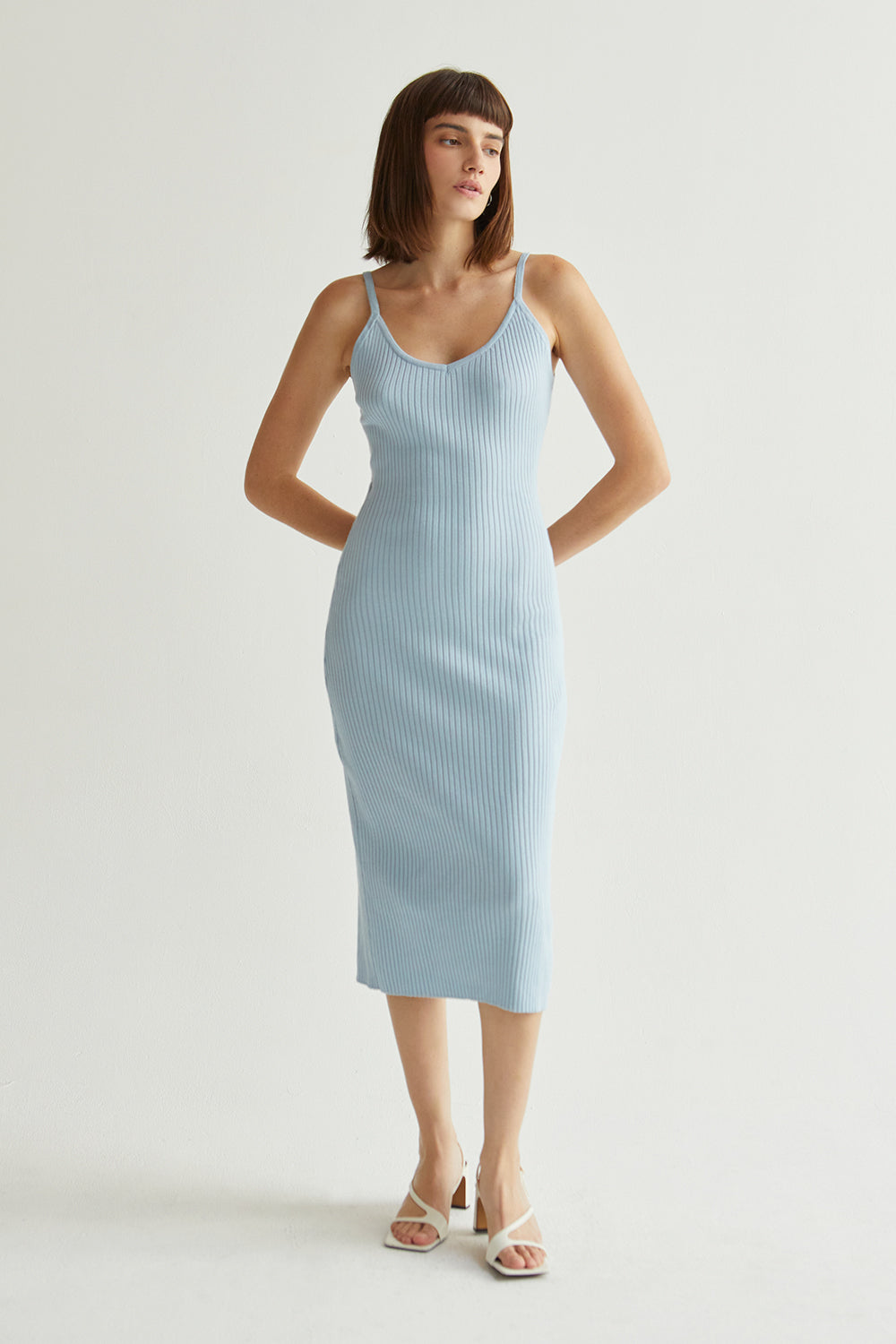 Robe mi-longue en maille côtelée à col en V et fines bretelles