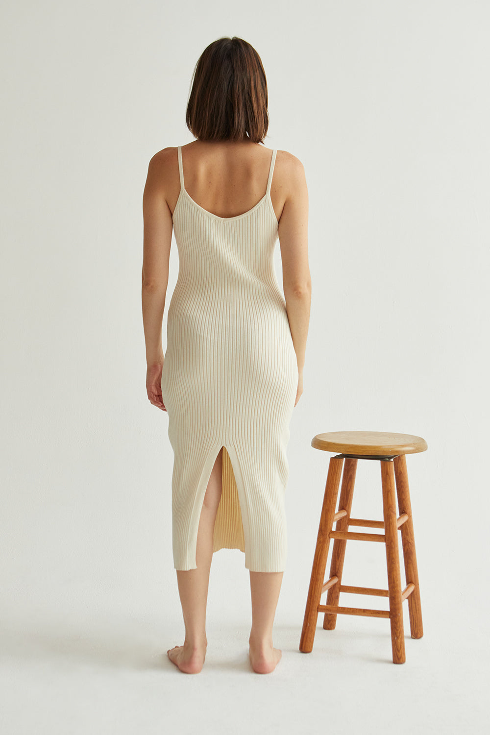 Robe mi-longue en maille côtelée à col en V et fines bretelles