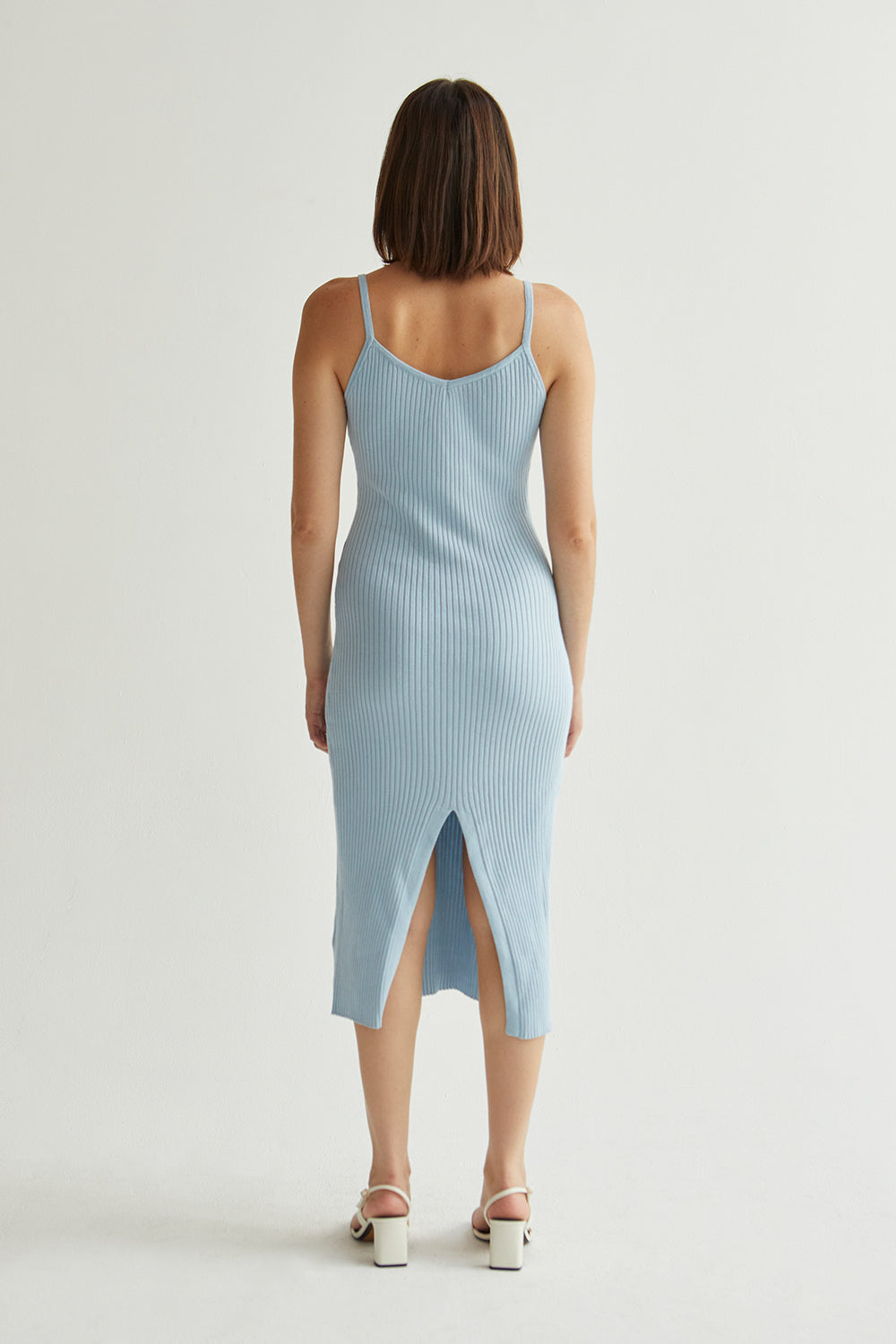 Robe mi-longue en maille côtelée à col en V et fines bretelles