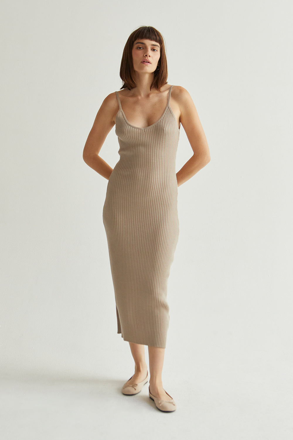 Robe mi-longue en maille côtelée à col en V et fines bretelles