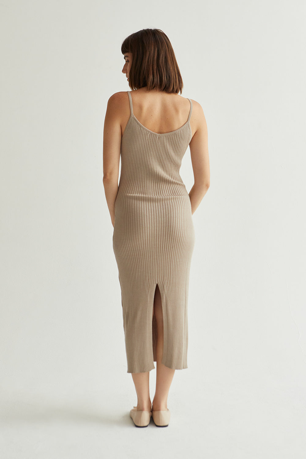 Robe mi-longue en maille côtelée à col en V et fines bretelles