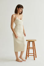 Robe mi-longue en maille côtelée à col en V et fines bretelles
